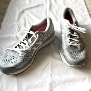 Adidas Gel-Cumulus 21 Women’s 9.5 - like new